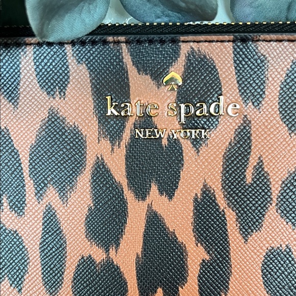 NWT Kate Spade New York Women’s Lucy Spotted Animal Print Medium L Zip Wristlet - Picture 3 of 9